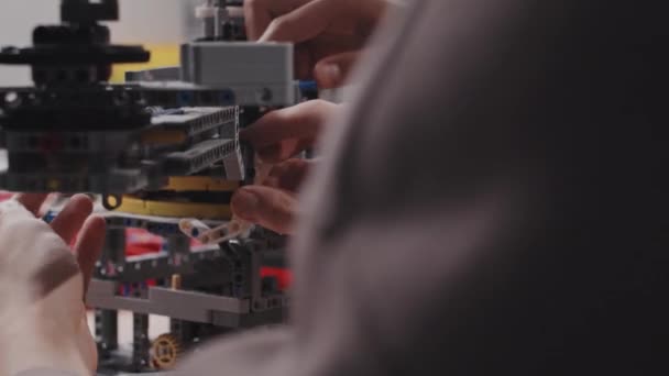 Close Van Onherkenbare Tienerstudenten Die Robots Bouwen Met Bouwmateriaal Tijdens — Stockvideo