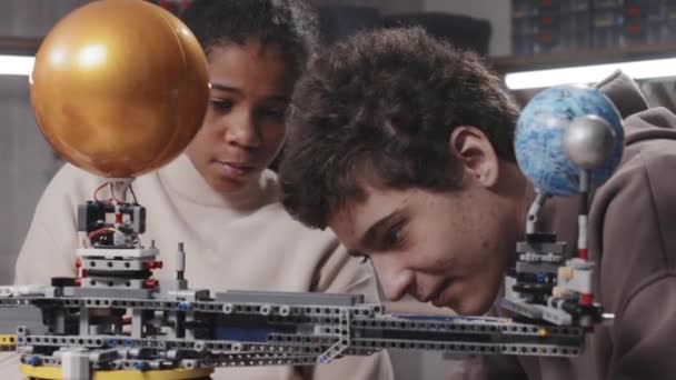 Moderne Tienerstudenten Die Robotles Volgen School Maken Geautomatiseerd Model Voor — Stockvideo