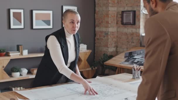 Dessus Épaule Jeune Architecte Caucasienne Debout Table Dans Bureau Jour — Video