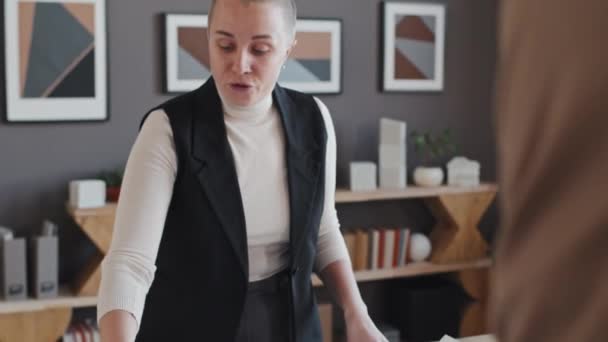 Kafkasyalı Kafası Kazınmış Bir Mimar Kadın Mimarın Gün Içinde Masada — Stok video