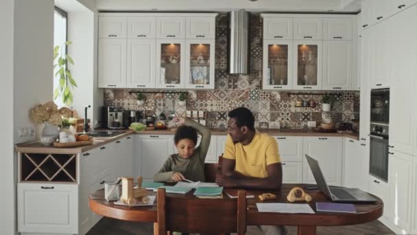Cintura Jovem Pai Afro Americano Fazendo Lição Casa Com Criança — Vídeo de Stock