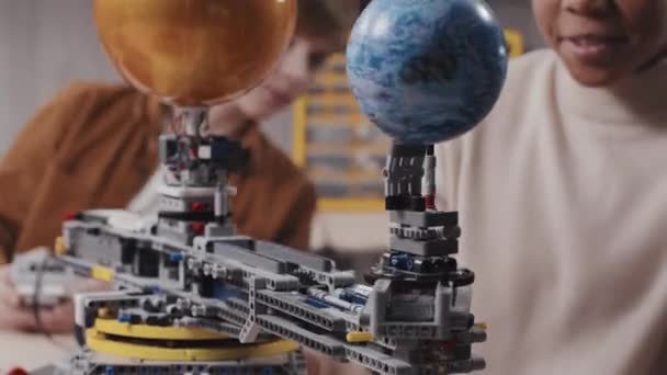 Erfolgreiche Teenagerschüler Beobachten Wie Ihr Roboter Sonnensystemmodell Aktion Ist Selektiver — Stockvideo