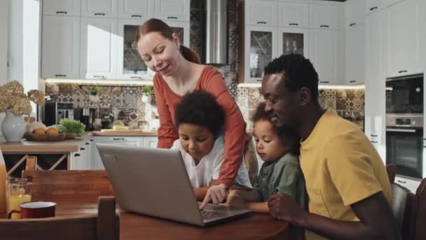 Médium Jovem Negro Mulher Branca Dois Filhos Bonitos Usando Computador — Vídeo de Stock