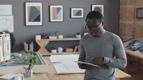 Μέτρια Νεαρός Μαύρος Άνδρας Γκρι Ζιβάγκο Χρησιμοποιώντας Τον Υπολογιστή Tablet — Αρχείο Βίντεο