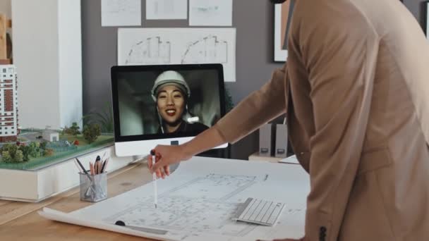 Gündüzleri Masada Duran Mimari Planları Düzenleyen Inşaat Alanında Çalışan Kadın — Stok video