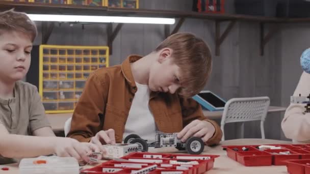 Kaukasische Tiener Jongen Bijwonen Van Robotica Klasse School Zitten Aan — Stockvideo