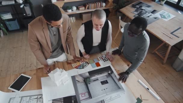 Top Widok Trzech Różnych Architektów Podejmowania Projekt Mieszkania Przy Stole — Wideo stockowe
