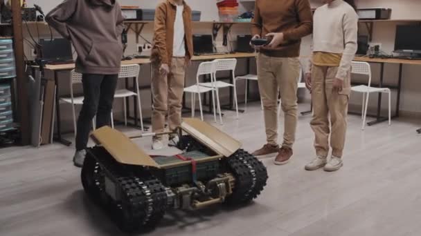 Ung Mellanösternman Står Klassrummet Med Sina Elever Styr Robotmaskin Golvet — Stockvideo