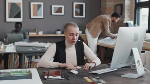 Mittlere Nahaufnahme Einer Kaukasischen Designerin Mit Rasiertem Kopf Die Tagsüber — Stockvideo