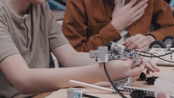 Porträt Zweier Kaukasischer Jungen Die Gemeinsam Robotern Arbeiten Und Etwas — Stockvideo