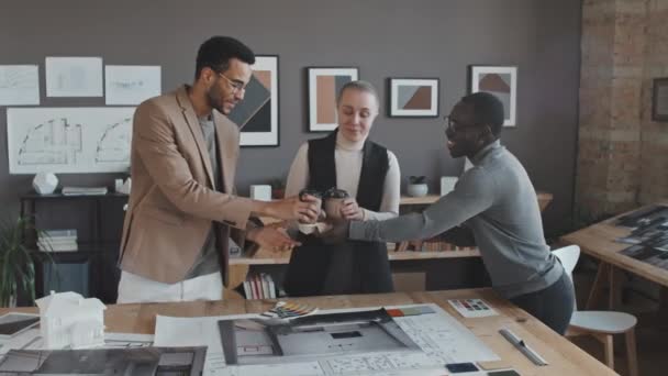 Orta Uzunlukta Bir Siyah Tasarımcı Öğleden Sonra Modern Ofiste Masa — Stok video