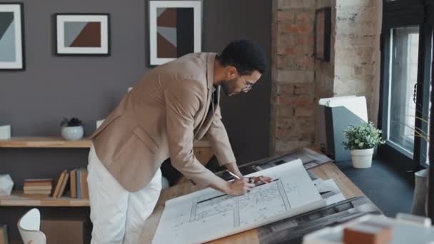 Mittlere Seitenansicht Eines Jungen Männlichen Architekten Der Tagsüber Schreibtisch Büro — Stockvideo