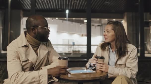 现代不同种族的夫妇在下班后的晚上约会 坐在餐桌边喝咖啡聊天 — 图库视频影像