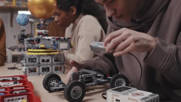 Adolescentul Modern Care Poartă Hanorac Stând Masa Construcție Model Mașină — Videoclip de stoc