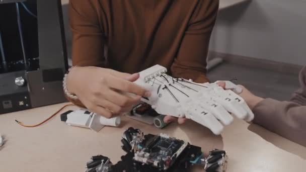 Hög Vinkel Oigenkännlig Lärare Demonstrera Robotic Hand Till Sina Elever — Stockvideo