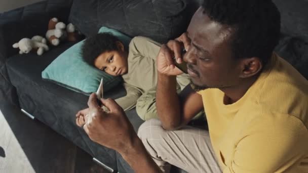 Mittellange Seitenansicht Eines Jungen Afroamerikanischen Mannes Der Auf Der Couch — Stockvideo