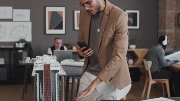Genç Melez Erkek Mimarın Gün Içinde Ofiste Durması Akıllı Telefondan — Stok video