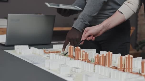 Midsection Zpomalení Pohybu Dvou Oříznutých Architektů Revize Rozložení Města Stole — Stock video