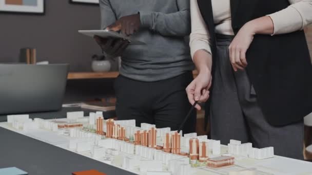 Középső Részén Két Levágott Építészek Felülvizsgálata Város Elrendezése Íróasztal Irodai — Stock videók