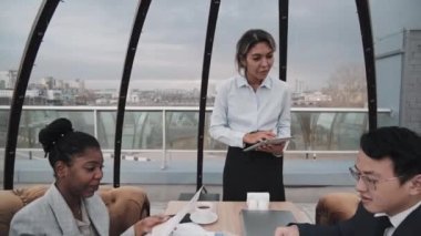 Çeşit çeşit iş adamlarının izini sürüyorum. Çatıdaki restoranın masasında oturuyorum. Garsonun siparişini alıyorum.