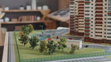 Gündüz vakti modern ofisteki masadaki çok katlı apartmanların seçici odak noktası