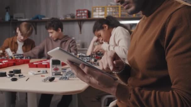 Ung Mellanöstern Man Som Arbetar Som Lärare Robotik Klass Tittar — Stockvideo