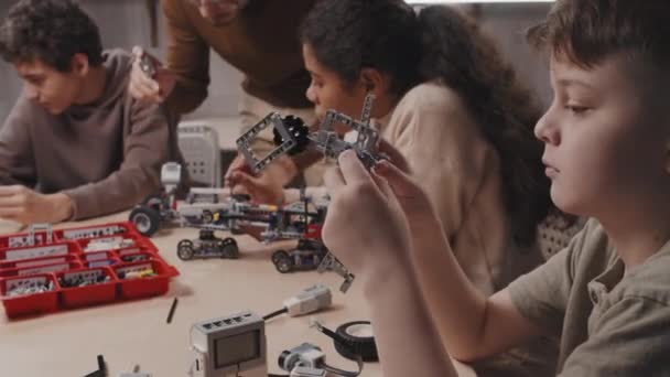 Kafkas Çocuğun Robotik Model Ürettiği Seçici Odak Diğer Öğrencilerin Arka — Stok video