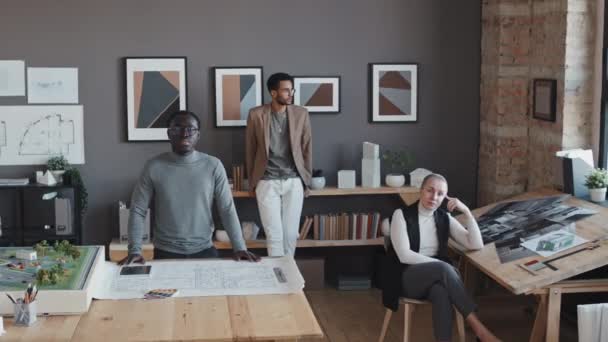 Średni Długi Portret Wielonarodowych Projektantek Architektonicznych Kobiet Mężczyzn Pozujących Przed — Wideo stockowe