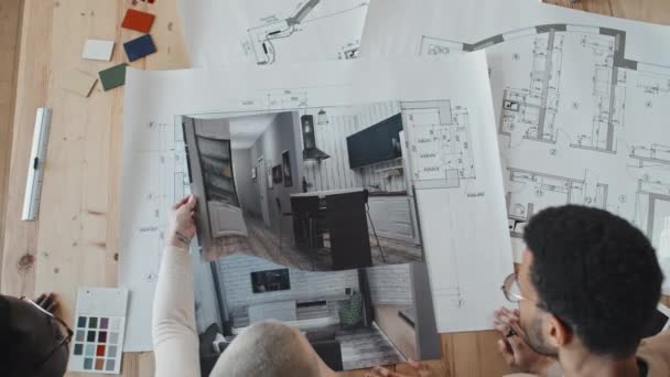 Vista Superior Tres Diseñadores Recortados Que Trabajan Diseño Interiores Casa — Vídeos de Stock