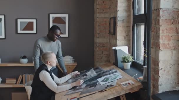 Seitenansicht Der Kurzhaarigen Kaukasischen Designerin Und Ihres Schwarzen Männlichen Assistenten — Stockvideo