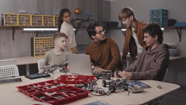 Ung Mellanösternlärare Robotteknik Som Förklarar För Sina Elever Hur Man — Stockvideo