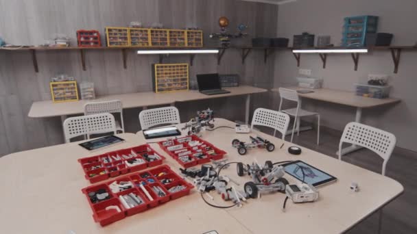 Οριζόντια Δεν Πυροβόλησε Ανθρώπους Του Σύγχρονου Εσωτερικού Αίθουσα Ρομποτική Κομμάτια — Αρχείο Βίντεο