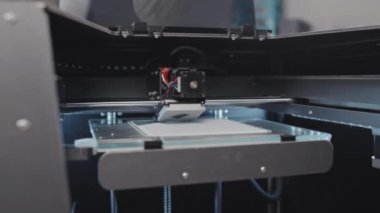 Orta boy, modern 3D yazıcıya hiç kimse faaliyet halinde, katman katman plastik yazıcı yazmıyor