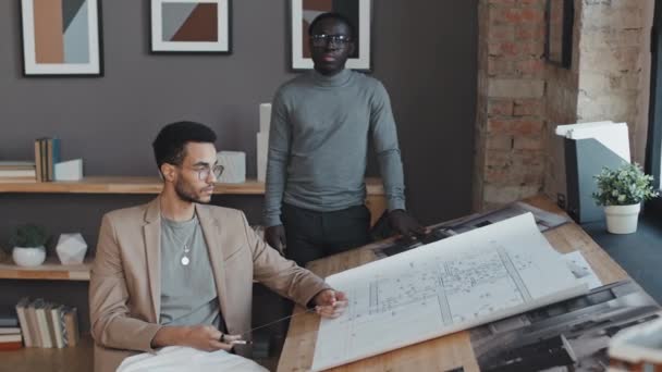 Portrait Jeune Architecte Biracial Designer Noir Intelligent Regardant Caméra Bureau — Video