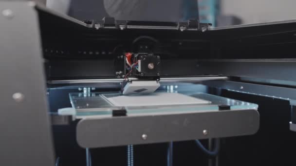媒体没有人密切关注现代3D打印机的运行 逐层打印塑料细节 — 图库视频影像