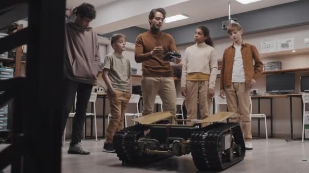 Orta Doğulu Genç Bir Adam Robot Bilimleri Öğretmeni Olarak Çalışıyor — Stok video