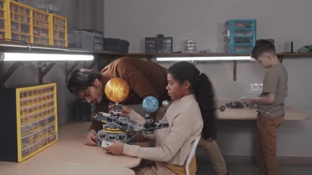 Fiatal Közel Keleti Tanár Segít Egyik Diákjának Megjavítani Robotizált Naprendszer — Stock videók