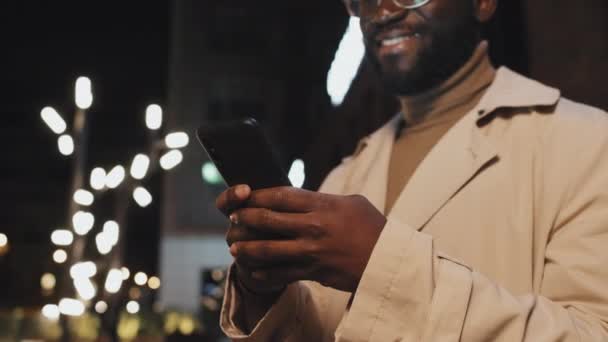 Selektive Fokusaufnahme Eines Fröhlichen Afroamerikanischen Mannes Mit Braunem Rollkragen Und — Stockvideo