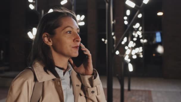 Junge Erwachsene Kaukasierin Telefoniert Mit Geschäftspartner Während Sie Nach Einem — Stockvideo