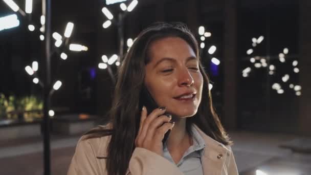Akşamları Dışarıda Bekleyen Beyaz Kadınının Müşterisiyle Arkadaşıyla Telefonda Konuşurken Orta — Stok video