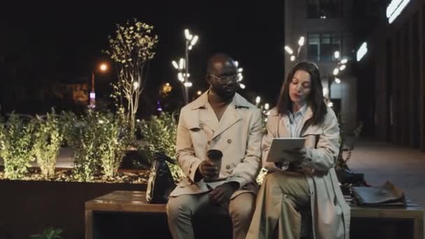 Junger Erwachsener Afroamerikanischer Mann Und Kaukasische Frau Sitzen Abends Zusammen — Stockvideo