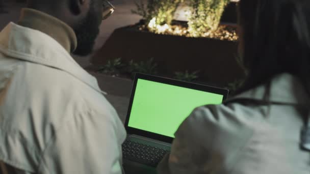 Hochwinkelrückansicht Von Zwei Ethnisch Unterschiedlichen Mitarbeitern Die Präsentation Laptop Verfolgen — Stockvideo