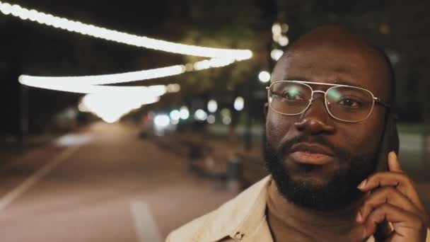 Красунчик Афроамериканського Чоловіка Бородою Обличчі Окулярах Стоять Надворі Пізно Ввечері — стокове відео