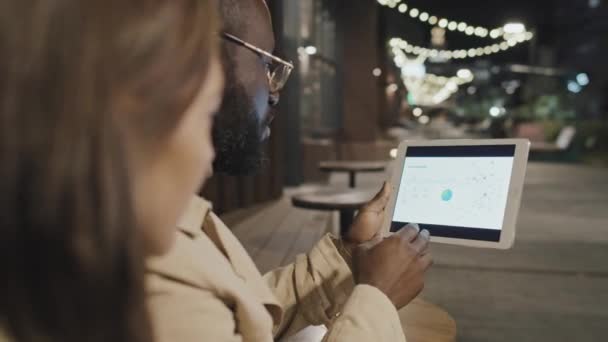 Modern Afro Amerikan Kafkas Adamları Dijital Tablette Zihin Haritası Kullanarak — Stok video
