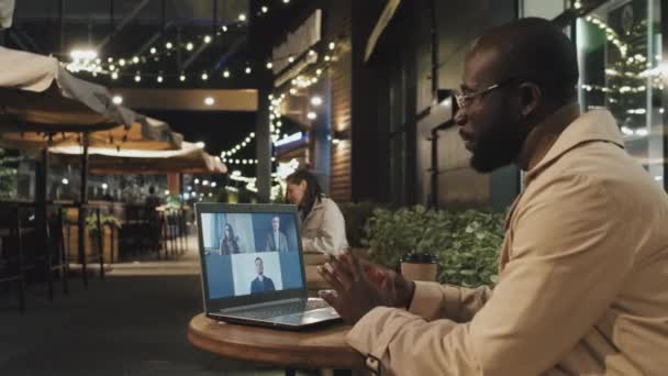 Stílusos Afro Amerikai Férfi Kávézó Asztal Szabadban Késő Este Beszél — Stock videók