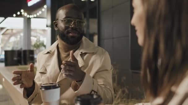 Sobre Ombro Jovem Homem Negro Adulto Sentado Mesa Café Livre — Vídeo de Stock