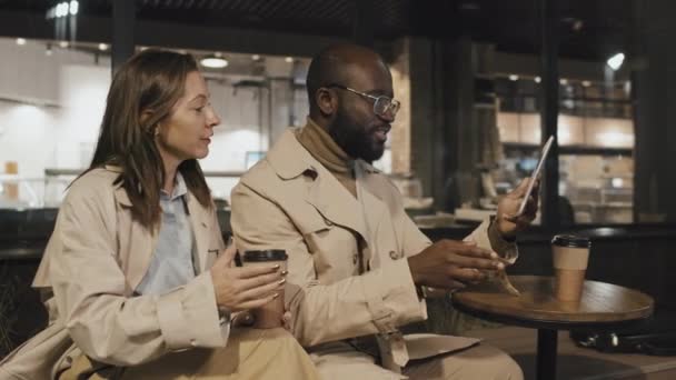 Afroamerikaner Und Kaukasierin Sitzen Spätabends Cafétisch Freien Und Treffen Sich — Stockvideo