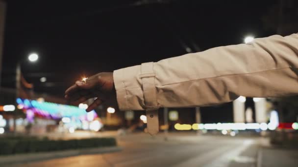 Střední Zblízka Ruky Nepoznatelný Černoch Snaží Dostat Taxi Silnici Pozdě — Stock video