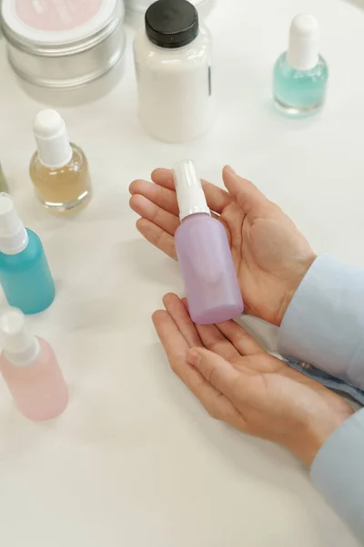 Elinde Plastik Şişe Kozmetik Ürünü Olan Genç Bayan Alışverişçilerin Elleri — Stok fotoğraf