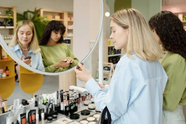 Młoda Blondynka Shopper Trzymając Szczotkę Proszkową Przy Wyborze Akcesoriów Makijażu — Zdjęcie stockowe